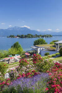 Blick von Gstadt auf den Chiemsee mit Fraueninsel und Chiemgauer Alpen, Chiemgau, Oberbayern, Bayern, Süddeutschland, Deutschland, Europa Blick von Gstadt auf den Chiemsee mit Fraueninsel und Chiemgauer Alpen, Chiemgau, Oberbayern, Bayern, Süddeutschland, Deutschland, Europa